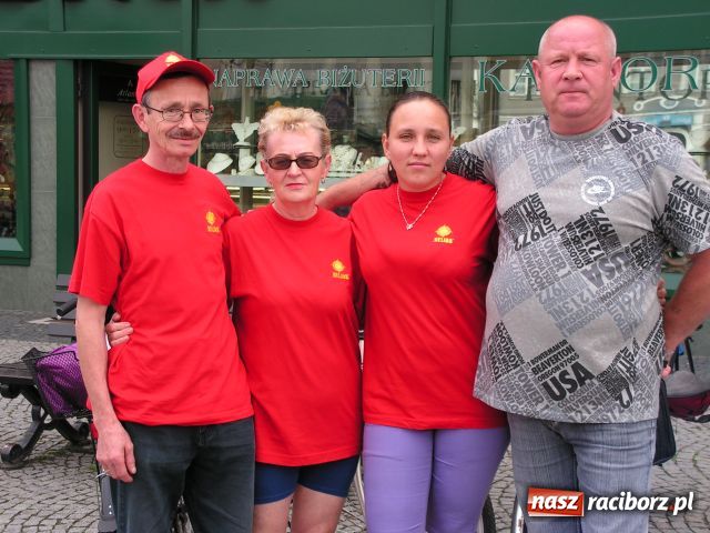 Zdjęcie w galerii na portalu naszraciborz.pl: Na rowerach zwiedzą Polskę wiadomości z regionu