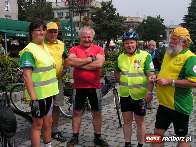 Zdjęcie w galerii na portalu naszraciborz.pl: Na rowerach zwiedzą Polskę wiadomości z regionu