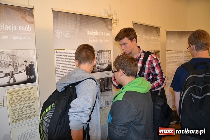 Zdjęcie w galerii na portalu naszraciborz.pl: Oczy i uszy bezpieki - prezentacja wystawy na zamku wiadomości z regionu