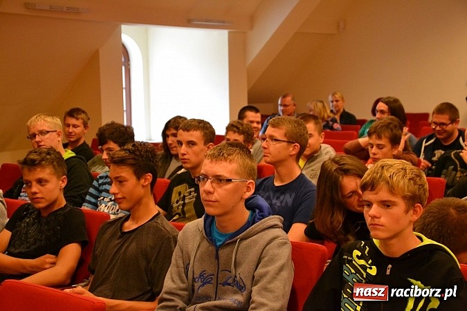 Zdjęcie w galerii na portalu naszraciborz.pl: Oczy i uszy bezpieki - prezentacja wystawy na zamku wiadomości z regionu