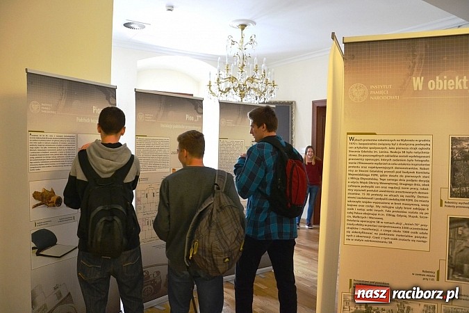 Zdjęcie w galerii na portalu naszraciborz.pl: Oczy i uszy bezpieki - prezentacja wystawy na zamku wiadomości z regionu