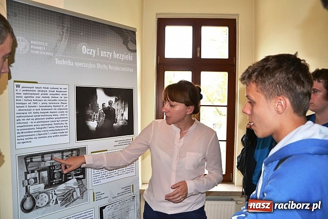 Zdjęcie w galerii na portalu naszraciborz.pl: Oczy i uszy bezpieki - prezentacja wystawy na zamku wiadomości z regionu
