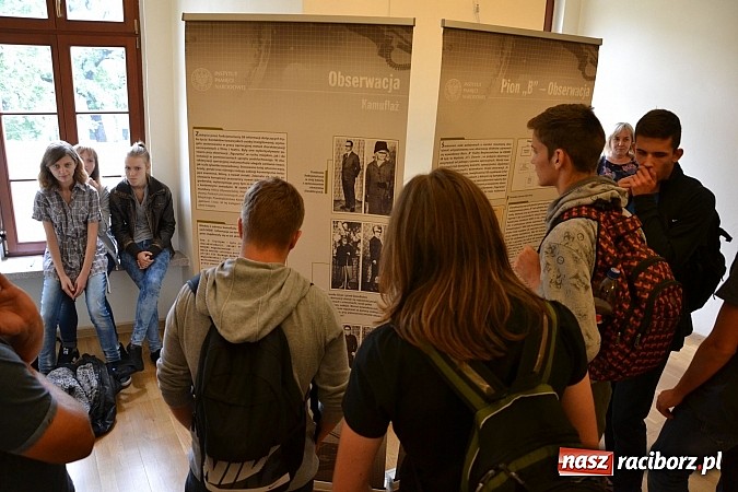 Zdjęcie w galerii na portalu naszraciborz.pl: Oczy i uszy bezpieki - prezentacja wystawy na zamku wiadomości z regionu