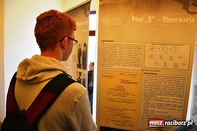 Zdjęcie w galerii na portalu naszraciborz.pl: Oczy i uszy bezpieki - prezentacja wystawy na zamku wiadomości z regionu