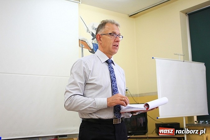 Zdjęcie w galerii na portalu naszraciborz.pl: Fatalny stan jezdni na Korczaka, brak chodnika i przejścia dla pieszych na Hulczyńskiej... wiadomości z regionu