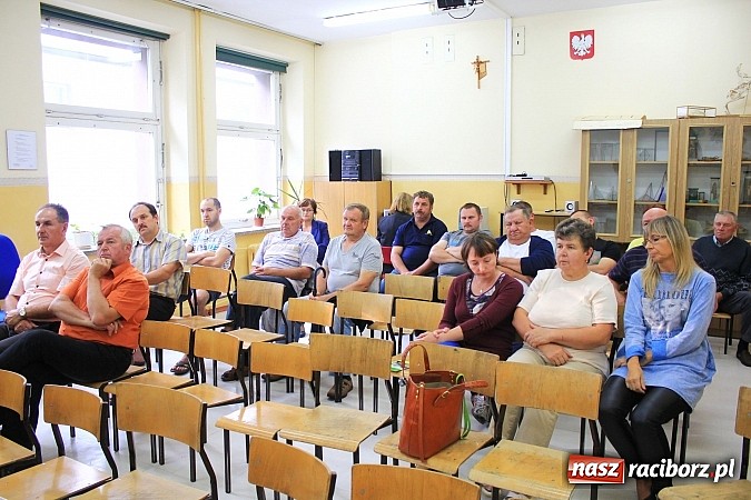 Zdjęcie w galerii na portalu naszraciborz.pl: Fatalny stan jezdni na Korczaka, brak chodnika i przejścia dla pieszych na Hulczyńskiej... wiadomości z regionu