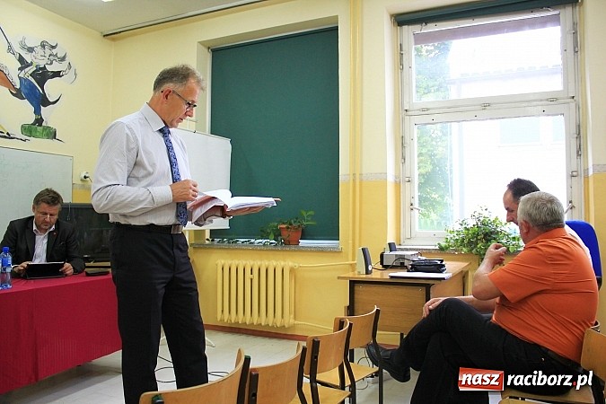 Zdjęcie w galerii na portalu naszraciborz.pl: Fatalny stan jezdni na Korczaka, brak chodnika i przejścia dla pieszych na Hulczyńskiej... wiadomości z regionu