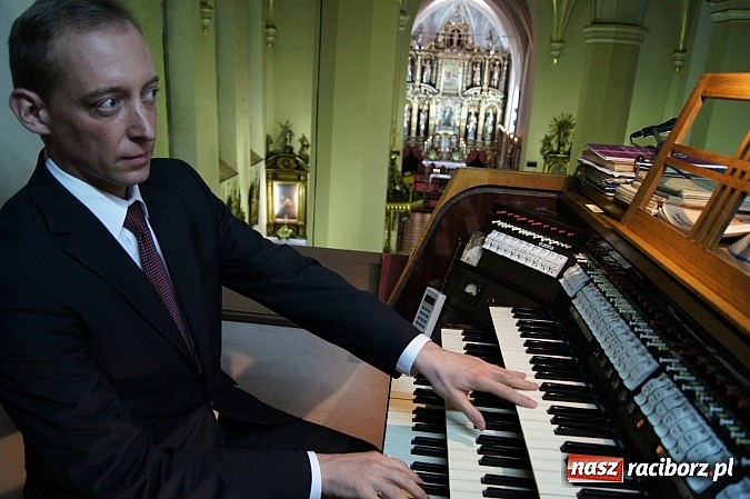 Zdjęcie w galerii na portalu naszraciborz.pl: Artysta z Wiednia wystąpił w kościele farnym wiadomości z regionu