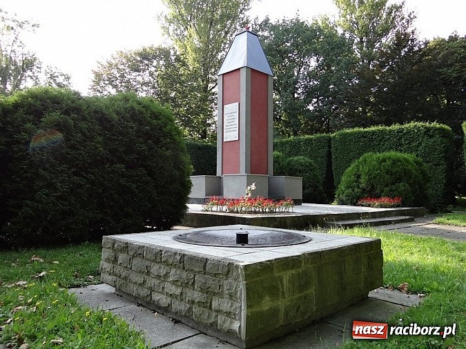 Zdjęcie w galerii na portalu naszraciborz.pl: Tak teraz wygląda pomnik na cmentarzu żołnierzy radzieckich wiadomości z regionu