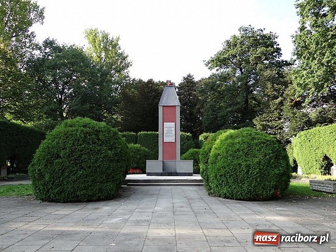 Zdjęcie w galerii na portalu naszraciborz.pl: Tak teraz wygląda pomnik na cmentarzu żołnierzy radzieckich wiadomości z regionu