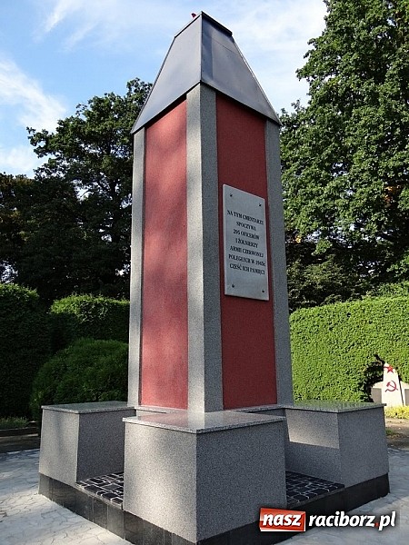 Zdjęcie w galerii na portalu naszraciborz.pl: Tak teraz wygląda pomnik na cmentarzu żołnierzy radzieckich wiadomości z regionu
