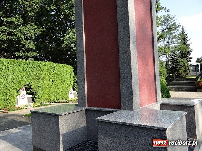 Zdjęcie w galerii na portalu naszraciborz.pl: Tak teraz wygląda pomnik na cmentarzu żołnierzy radzieckich wiadomości z regionu