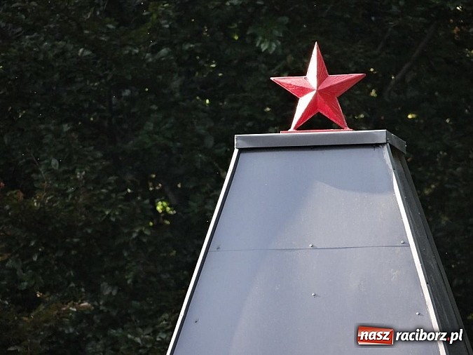 Zdjęcie w galerii na portalu naszraciborz.pl: Tak teraz wygląda pomnik na cmentarzu żołnierzy radzieckich wiadomości z regionu