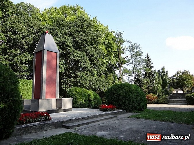 Zdjęcie w galerii na portalu naszraciborz.pl: Tak teraz wygląda pomnik na cmentarzu żołnierzy radzieckich wiadomości z regionu