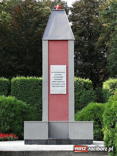 Zdjęcie w galerii na portalu naszraciborz.pl: Tak teraz wygląda pomnik na cmentarzu żołnierzy radzieckich wiadomości z regionu