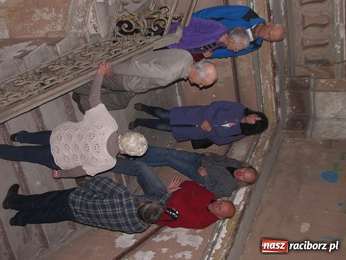 Zdjęcie w galerii na portalu naszraciborz.pl: Tu były sypialnie, tam stała wielka choinka... Spotkanie byłych wychowanków domu dziecka w Krowiarkach wiadomości z regionu