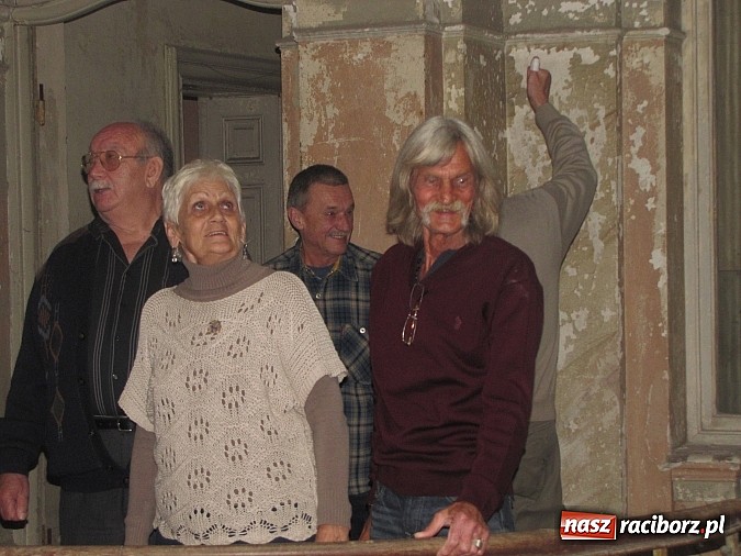 Zdjęcie w galerii na portalu naszraciborz.pl: Tu były sypialnie, tam stała wielka choinka... Spotkanie byłych wychowanków domu dziecka w Krowiarkach wiadomości z regionu