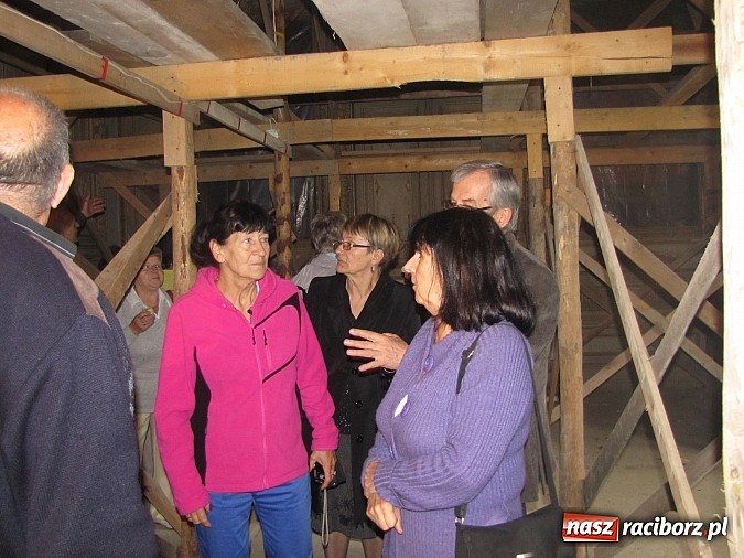 Zdjęcie w galerii na portalu naszraciborz.pl: Tu były sypialnie, tam stała wielka choinka... Spotkanie byłych wychowanków domu dziecka w Krowiarkach wiadomości z regionu