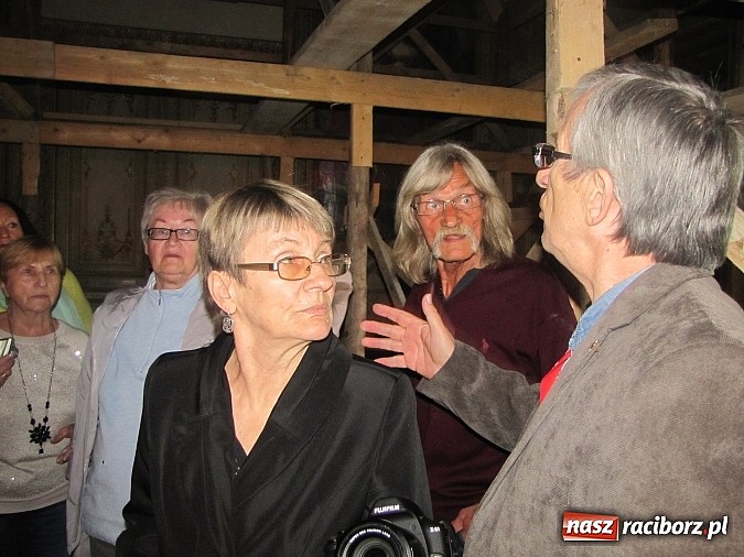 Zdjęcie w galerii na portalu naszraciborz.pl: Tu były sypialnie, tam stała wielka choinka... Spotkanie byłych wychowanków domu dziecka w Krowiarkach wiadomości z regionu