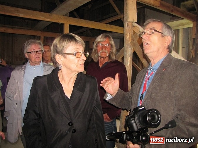 Zdjęcie w galerii na portalu naszraciborz.pl: Tu były sypialnie, tam stała wielka choinka... Spotkanie byłych wychowanków domu dziecka w Krowiarkach wiadomości z regionu