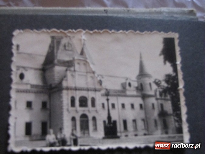 Zdjęcie w galerii na portalu naszraciborz.pl: Tu były sypialnie, tam stała wielka choinka... Spotkanie byłych wychowanków domu dziecka w Krowiarkach wiadomości z regionu