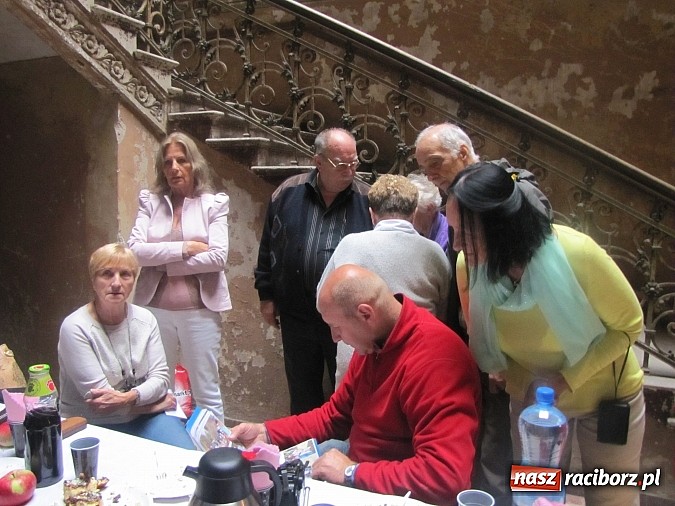 Zdjęcie w galerii na portalu naszraciborz.pl: Tu były sypialnie, tam stała wielka choinka... Spotkanie byłych wychowanków domu dziecka w Krowiarkach wiadomości z regionu