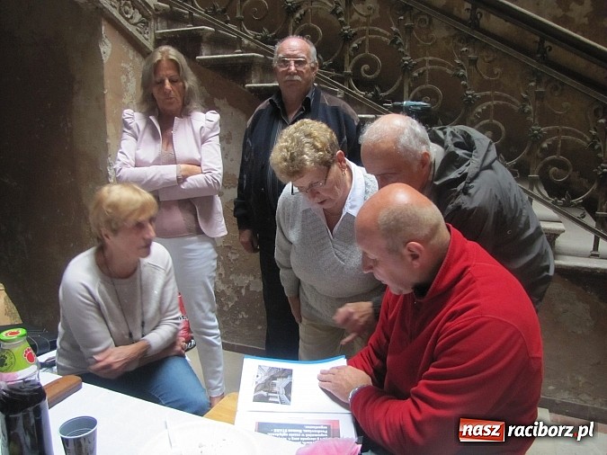 Zdjęcie w galerii na portalu naszraciborz.pl: Tu były sypialnie, tam stała wielka choinka... Spotkanie byłych wychowanków domu dziecka w Krowiarkach wiadomości z regionu