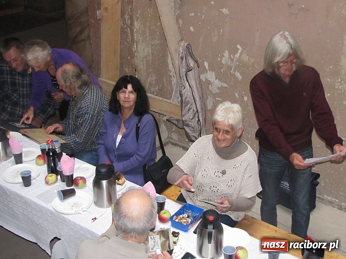 Zdjęcie w galerii na portalu naszraciborz.pl: Tu były sypialnie, tam stała wielka choinka... Spotkanie byłych wychowanków domu dziecka w Krowiarkach wiadomości z regionu