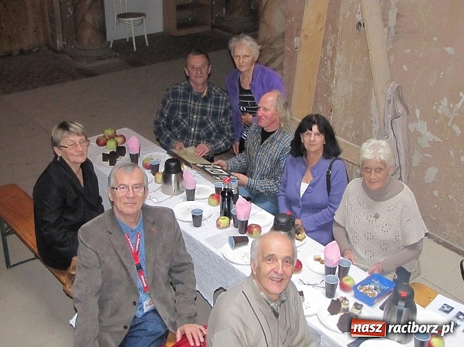 Zdjęcie w galerii na portalu naszraciborz.pl: Tu były sypialnie, tam stała wielka choinka... Spotkanie byłych wychowanków domu dziecka w Krowiarkach wiadomości z regionu