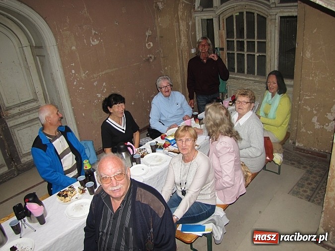 Zdjęcie w galerii na portalu naszraciborz.pl: Tu były sypialnie, tam stała wielka choinka... Spotkanie byłych wychowanków domu dziecka w Krowiarkach wiadomości z regionu