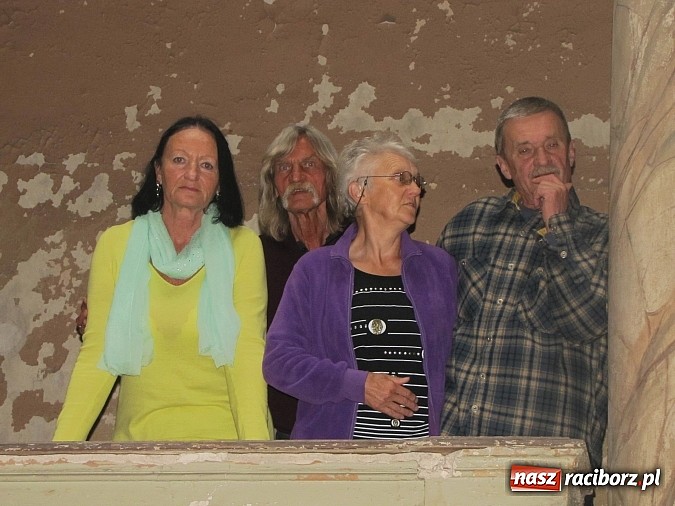 Zdjęcie w galerii na portalu naszraciborz.pl: Tu były sypialnie, tam stała wielka choinka... Spotkanie byłych wychowanków domu dziecka w Krowiarkach wiadomości z regionu