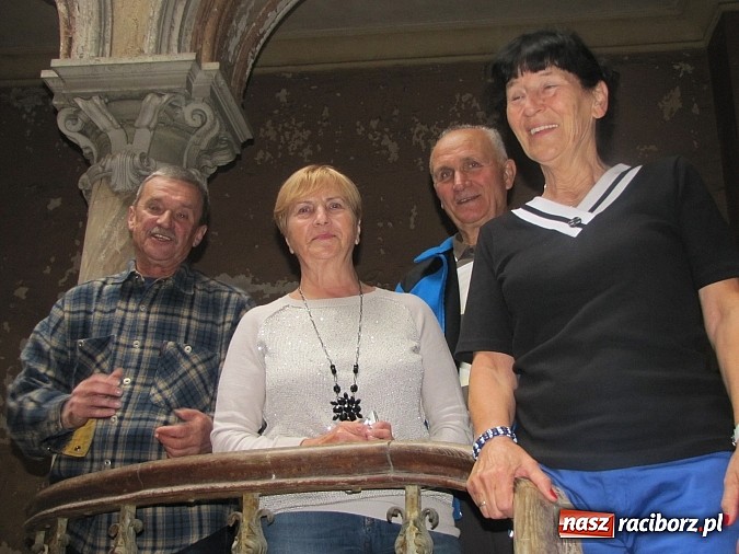 Zdjęcie w galerii na portalu naszraciborz.pl: Tu były sypialnie, tam stała wielka choinka... Spotkanie byłych wychowanków domu dziecka w Krowiarkach wiadomości z regionu