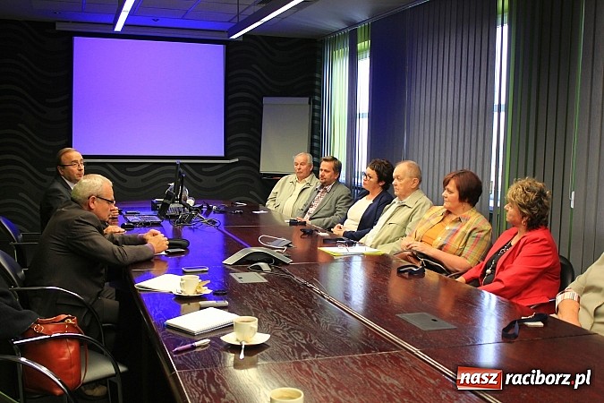 Zdjęcie w galerii na portalu naszraciborz.pl: Samochody w kropki, uciążliwy hałas, brudne okna i elewacja, czyli spotkanie z SGL Carbon wiadomości z regionu