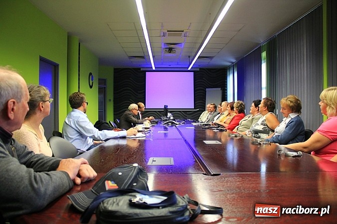 Zdjęcie w galerii na portalu naszraciborz.pl: Samochody w kropki, uciążliwy hałas, brudne okna i elewacja, czyli spotkanie z SGL Carbon wiadomości z regionu