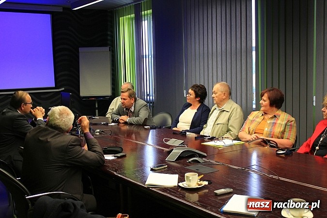 Zdjęcie w galerii na portalu naszraciborz.pl: Samochody w kropki, uciążliwy hałas, brudne okna i elewacja, czyli spotkanie z SGL Carbon wiadomości z regionu