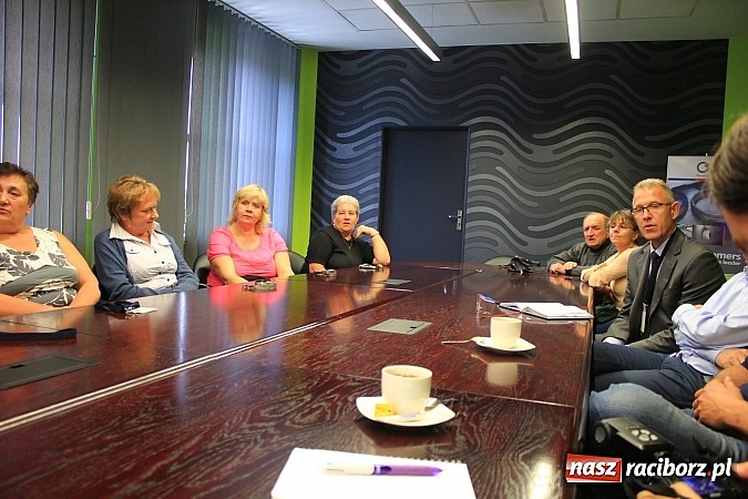 Zdjęcie w galerii na portalu naszraciborz.pl: Samochody w kropki, uciążliwy hałas, brudne okna i elewacja, czyli spotkanie z SGL Carbon wiadomości z regionu