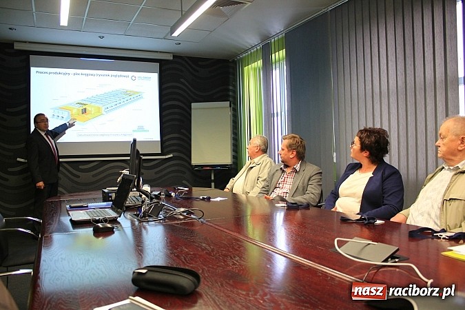 Zdjęcie w galerii na portalu naszraciborz.pl: Samochody w kropki, uciążliwy hałas, brudne okna i elewacja, czyli spotkanie z SGL Carbon wiadomości z regionu