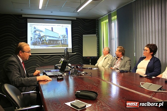 Zdjęcie w galerii na portalu naszraciborz.pl: Samochody w kropki, uciążliwy hałas, brudne okna i elewacja, czyli spotkanie z SGL Carbon wiadomości z regionu