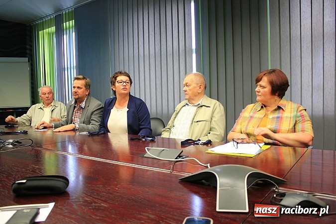 Zdjęcie w galerii na portalu naszraciborz.pl: Samochody w kropki, uciążliwy hałas, brudne okna i elewacja, czyli spotkanie z SGL Carbon wiadomości z regionu