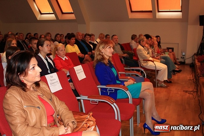 Zdjęcie w galerii na portalu naszraciborz.pl: 77 uczniów odebrało stypendia z rąk prezydenta na Zamku Piastowskim wiadomości z regionu