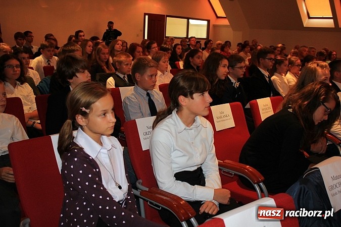 Zdjęcie w galerii na portalu naszraciborz.pl: 77 uczniów odebrało stypendia z rąk prezydenta na Zamku Piastowskim wiadomości z regionu