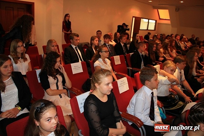 Zdjęcie w galerii na portalu naszraciborz.pl: 77 uczniów odebrało stypendia z rąk prezydenta na Zamku Piastowskim wiadomości z regionu