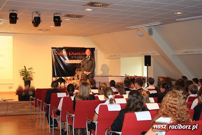 Zdjęcie w galerii na portalu naszraciborz.pl: 77 uczniów odebrało stypendia z rąk prezydenta na Zamku Piastowskim wiadomości z regionu