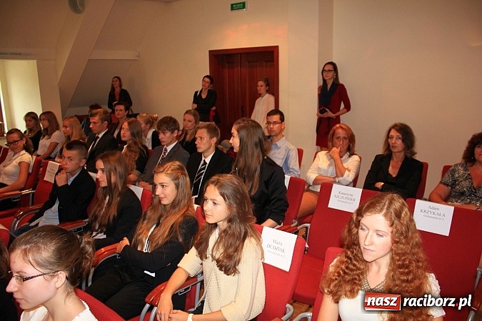 Zdjęcie w galerii na portalu naszraciborz.pl: 77 uczniów odebrało stypendia z rąk prezydenta na Zamku Piastowskim wiadomości z regionu