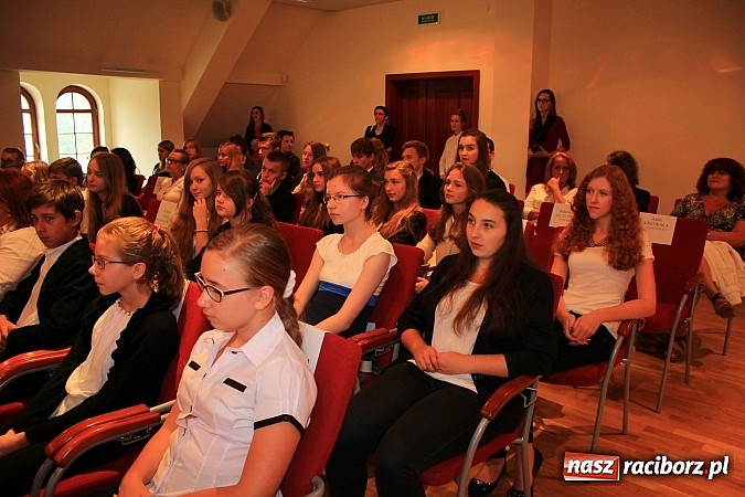 Zdjęcie w galerii na portalu naszraciborz.pl: 77 uczniów odebrało stypendia z rąk prezydenta na Zamku Piastowskim wiadomości z regionu
