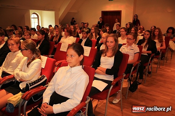 Zdjęcie w galerii na portalu naszraciborz.pl: 77 uczniów odebrało stypendia z rąk prezydenta na Zamku Piastowskim wiadomości z regionu