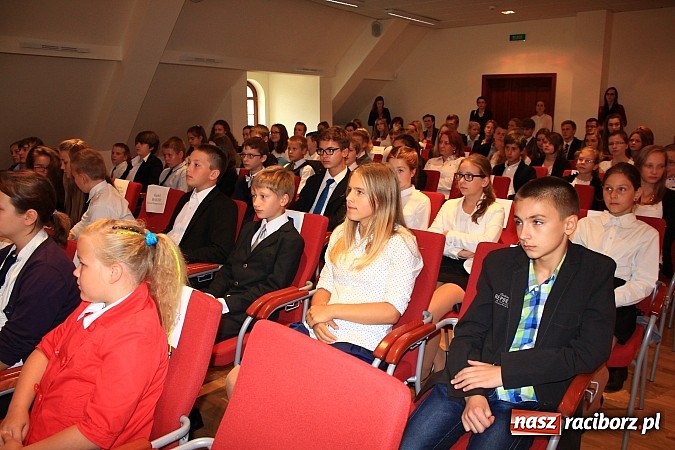 Zdjęcie w galerii na portalu naszraciborz.pl: 77 uczniów odebrało stypendia z rąk prezydenta na Zamku Piastowskim wiadomości z regionu