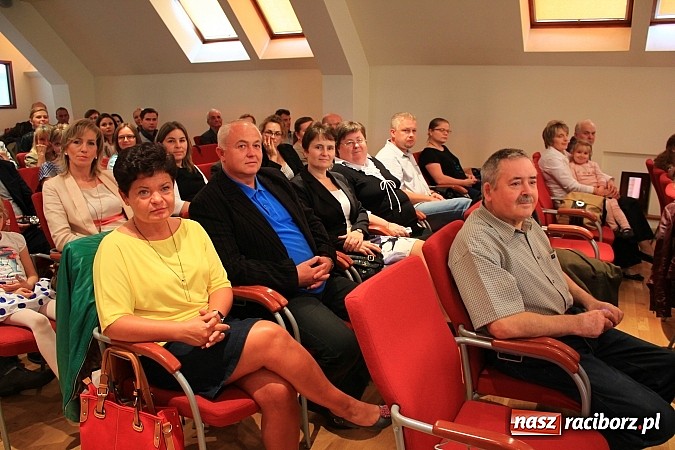 Zdjęcie w galerii na portalu naszraciborz.pl: 77 uczniów odebrało stypendia z rąk prezydenta na Zamku Piastowskim wiadomości z regionu