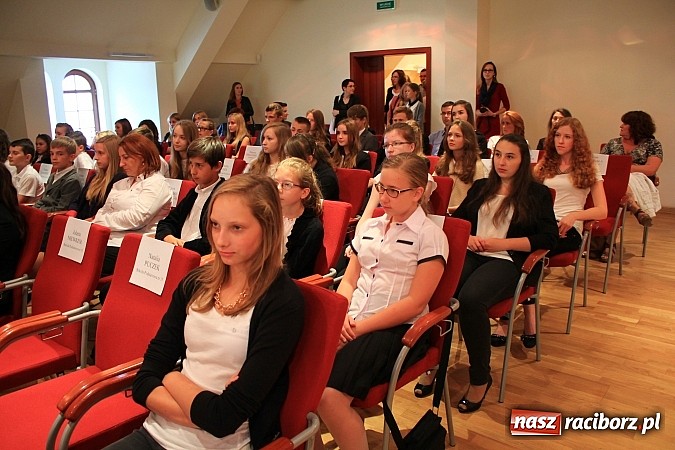Zdjęcie w galerii na portalu naszraciborz.pl: 77 uczniów odebrało stypendia z rąk prezydenta na Zamku Piastowskim wiadomości z regionu