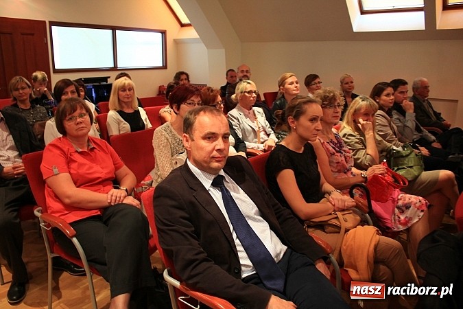 Zdjęcie w galerii na portalu naszraciborz.pl: 77 uczniów odebrało stypendia z rąk prezydenta na Zamku Piastowskim wiadomości z regionu